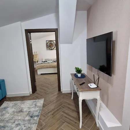 Jaracza 28 Nr 18 *